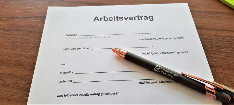 Arbeitsvertrag mit Kugelschreiber von Holger Knapp Consulting